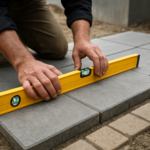 Combien de pente pour une terrasse ? Le guide complet avec les normes DTU et les recommandations pros (1,5 à 2 cm par mètre)