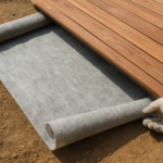 Géotextile terrasse bois : comment choisir le bon grammage et bien le poser ?