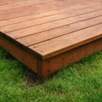 Terrasse sur pelouse : le guide complet pour une installation durable et réussie sans faire pourrir votre bois